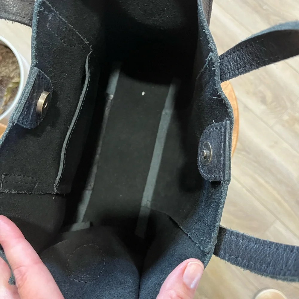 Portland Leather Elegant Black Leather Tote Bag - Picture 6 of 10
